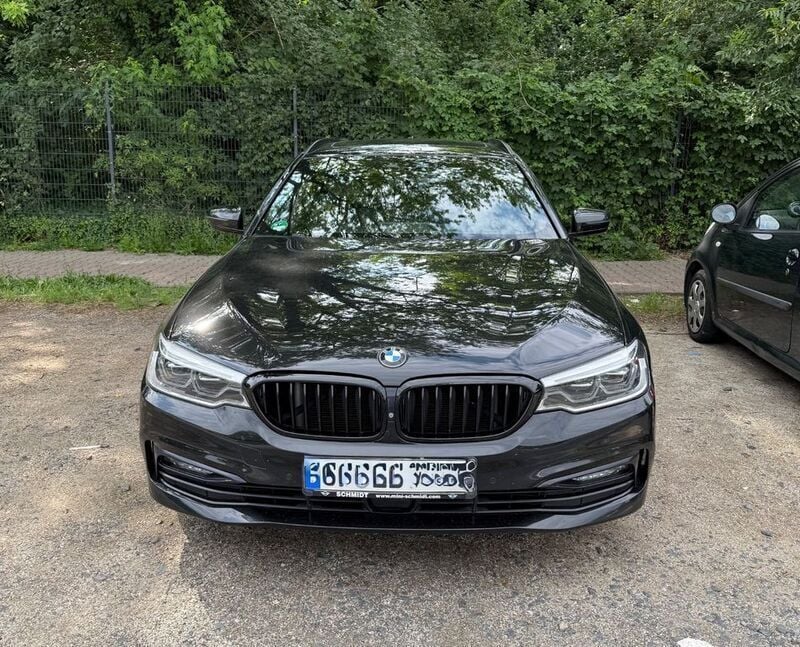Schwarz Gebraucht 2017 BMW 530 Sport Line Kombi | 19.499 € (Teuer) - Bild 1/4