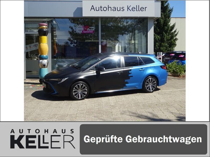 Foliert mattschwarz /blau Gebraucht 2021 Toyota Corolla Team Kombi | 22.960 € (Guter Preis) - Bild 1/4