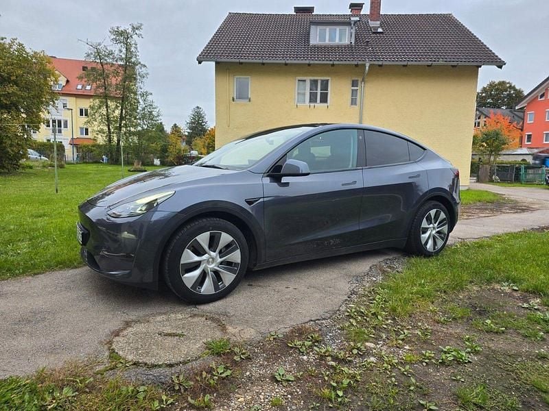 Grau Gebraucht 2022 Tesla Model Y SUV | 32.000 € (Superpreis) - Bild 1/4