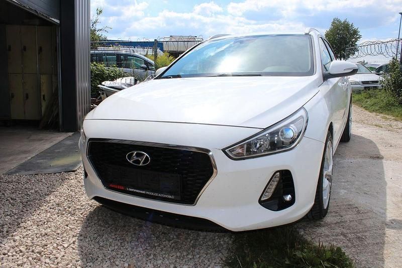 Gebraucht Hyundai i30 Select 110 PS (80 kW) 2018 Weiß Limousine