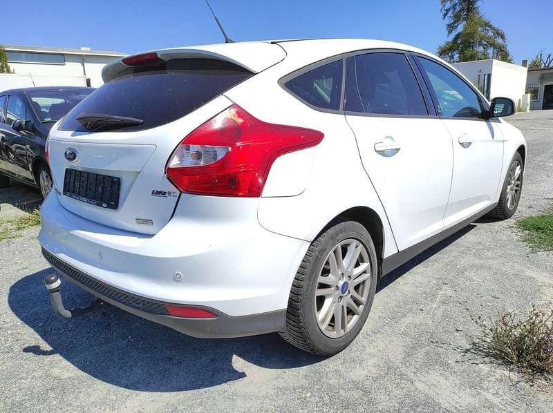 Gebraucht Ford Focus 125 PS (91 kW) 2013 Frostweiß Kleinwagen