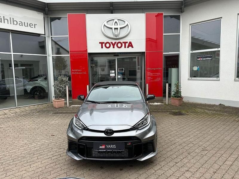 Grau Neu 2024 Toyota Yaris Kleinwagen | 47.980 € (Guter Preis) - Bild 1/4