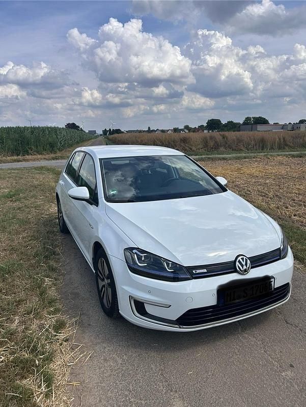 Weiß Gebraucht 2017 VW e-Golf Kleinwagen | 10.799 € - Bild 1/4