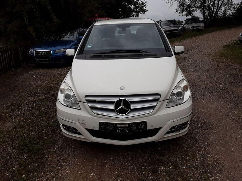 Gebraucht Mercedes B200 136 PS (100 kW) 2011 Weiß Van / Kleinbus