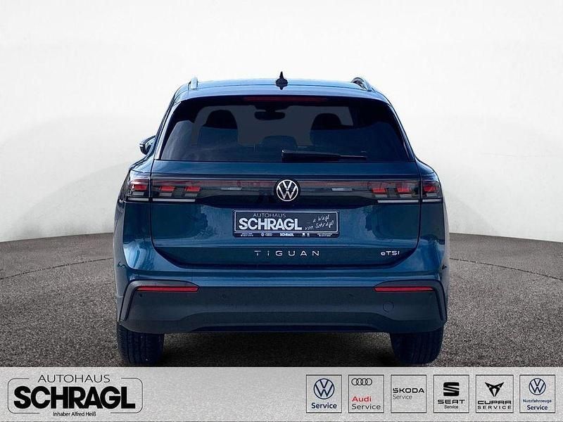 Neu VW Tiguan Life 150 PS (110 kW) 2025 Cipressinogrün metallic SUV