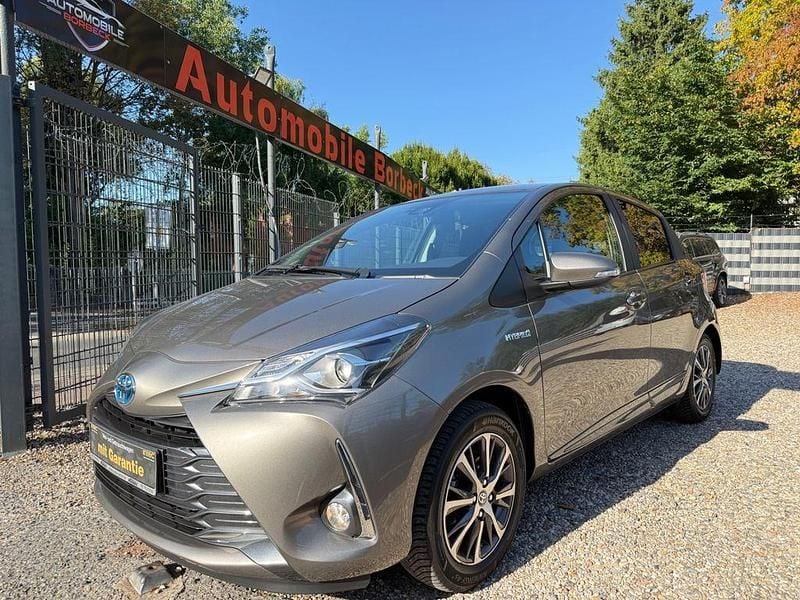Grau Gebraucht 2020 Toyota Yaris Hybrid Team Limousine | 14.900 € (Superpreis) - Bild 1/4