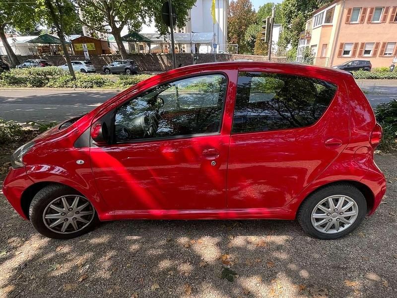 Rot Gebraucht 2008 Toyota Aygo Kleinwagen | 3.200 € (Etwas zu teuer) - Bild 1/4