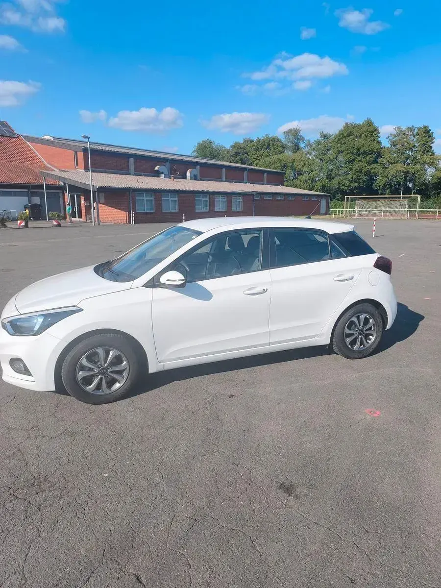 Gebraucht Hyundai i20 75 PS (55 kW) 2018 Weiß Kleinwagen