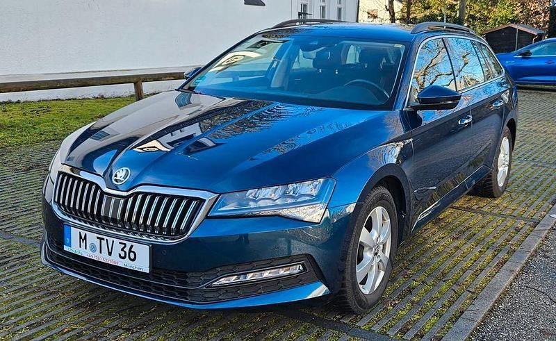 Blau Gebraucht 2020 Skoda Superb Ambition Kombi | 19.900 € (Superpreis) - Bild 1/4