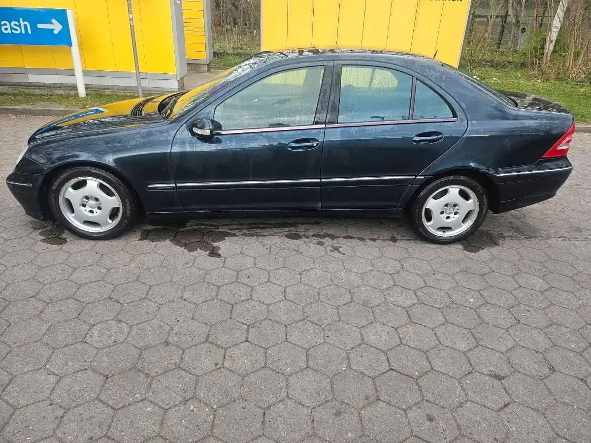Gebraucht Mercedes C220 Avantgarde 143 PS (105 kW) 2004 Schwarz Limousine