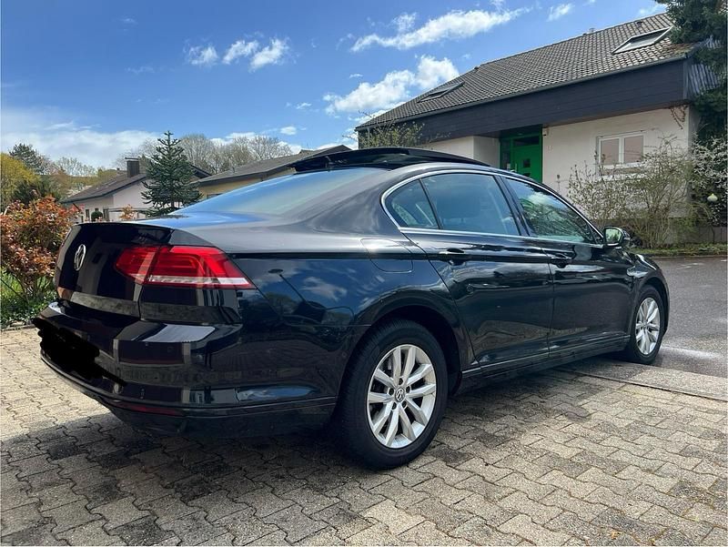 Gebraucht VW Passat 120 PS (88 kW) 2019 Schwarz Limousine