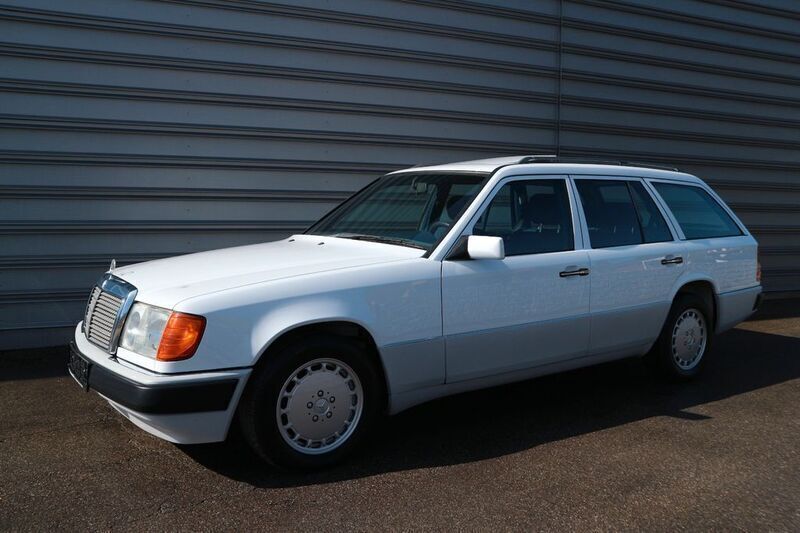 Arcticweiß Gebraucht 1990 Mercedes E300 Kombi | 24.990 € - Bild 1/4