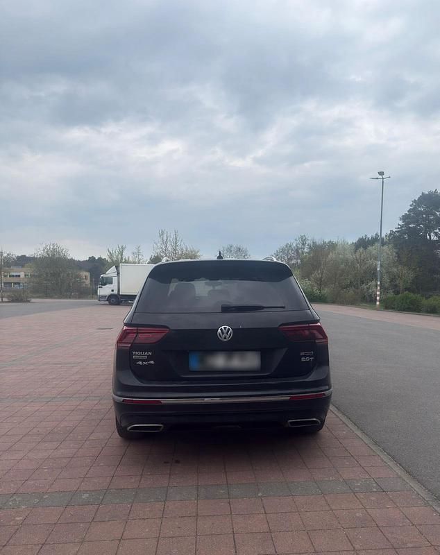 Gebraucht VW Tiguan Allspace R-line 150 PS (110 kW) 2021 Schwarz SUV