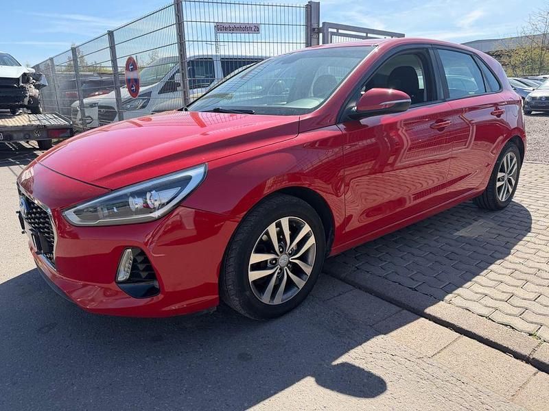 Gebraucht Hyundai i30 Trend 110 PS (80 kW) 2017 Rot Limousine