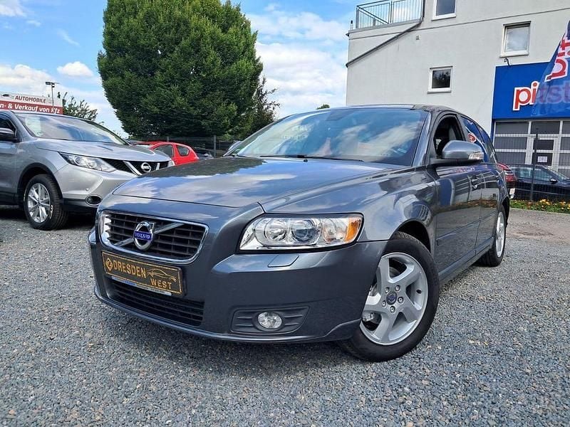 Grau Gebraucht 2011 Volvo V50 Business Edition Kombi | 6.499 € (Fairer Preis) - Bild 1/4