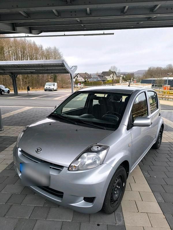 Silber Gebraucht 2010 Daihatsu Sirion Kleinwagen | 3.000 € (Fairer Preis) - Bild 1/4