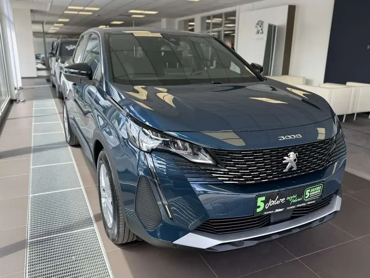 Gebraucht Peugeot 3008 Active 136 PS (100 kW) 2024 Lackierung blau celebes/metall SUV