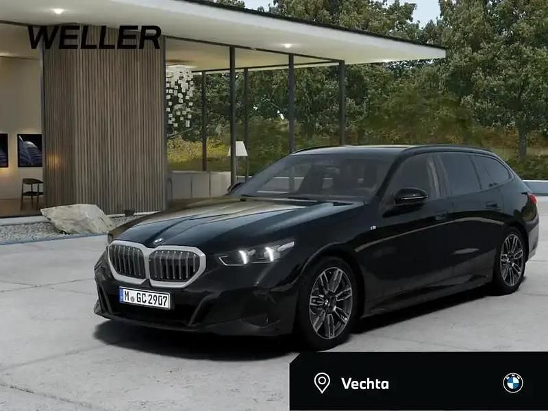 Black sapphire (schwarz) Gebraucht 2025 BMW 520 M Sport Kombi | 49.850 € (Guter Preis) - Bild 1/4