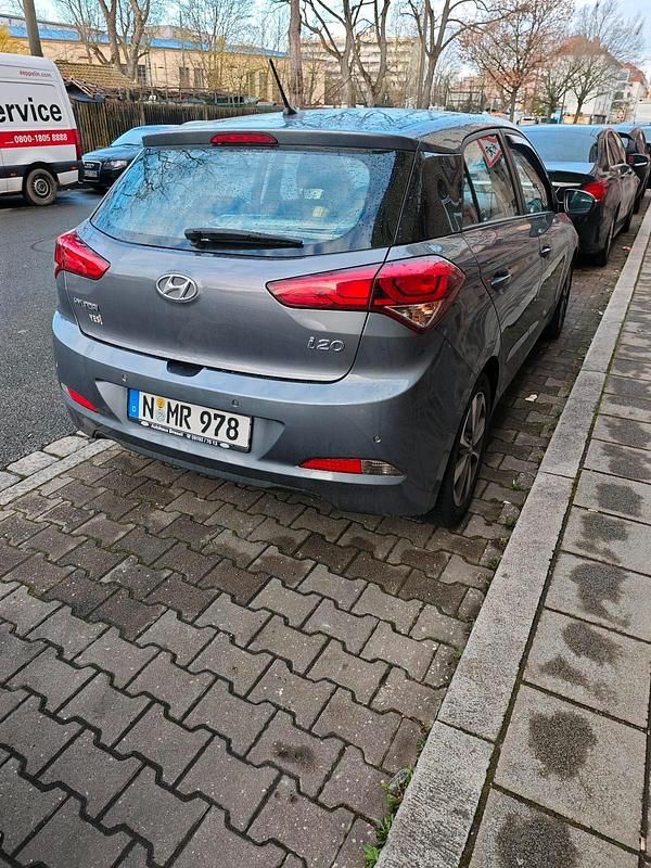 Gebraucht Hyundai i20 101 PS (74 kW) 2016 Grau Kleinwagen