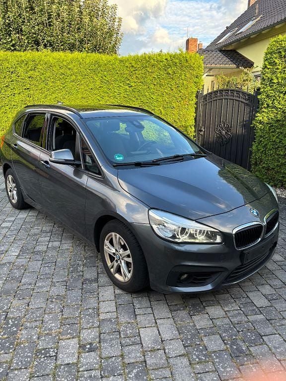 Grau Gebraucht 2015 BMW 220 Active Tourer Advantage Van / Kleinbus | 11.600 € (Fairer Preis) - Bild 1/4