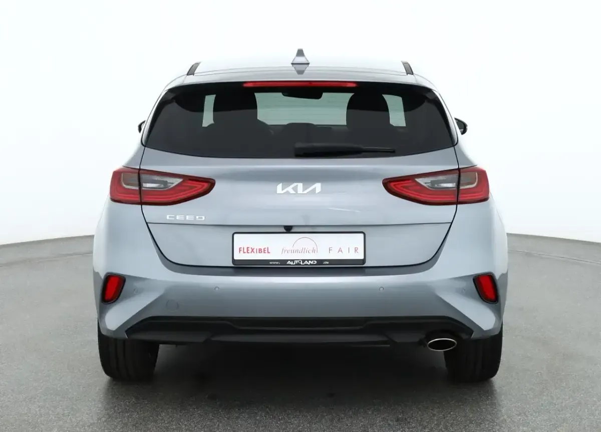 Neu Kia Ceed 140 PS (102 kW) 2025 Silber Kleinwagen