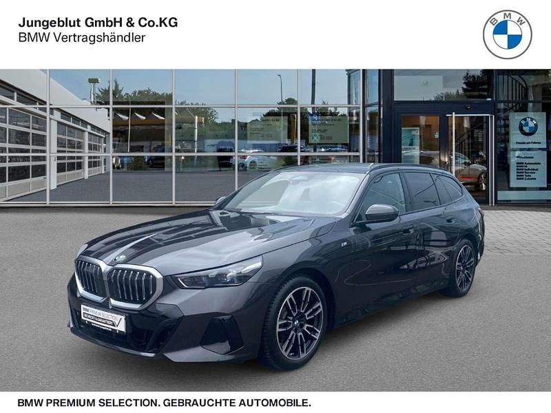 Sophistograu brillanteffekt me Gebraucht 2024 BMW 520 M Sport Kombi | 52.710 € (Superpreis) - Bild 1/3
