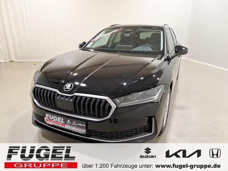 Ebony schwarz metallic Gebraucht 2024 Skoda Superb Kombi | 31.899 € (Superpreis) - Bild 1/4