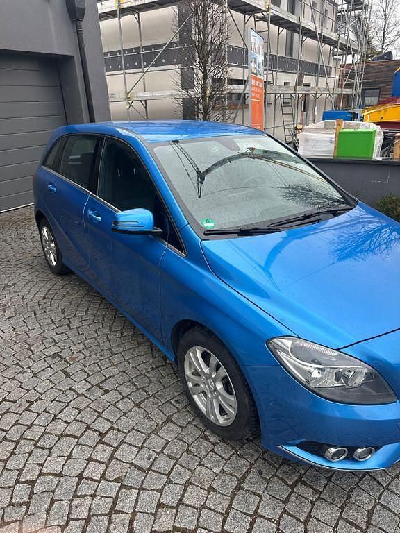 Gebraucht Mercedes B200 136 PS (100 kW) 2013 Blau Van / Kleinbus