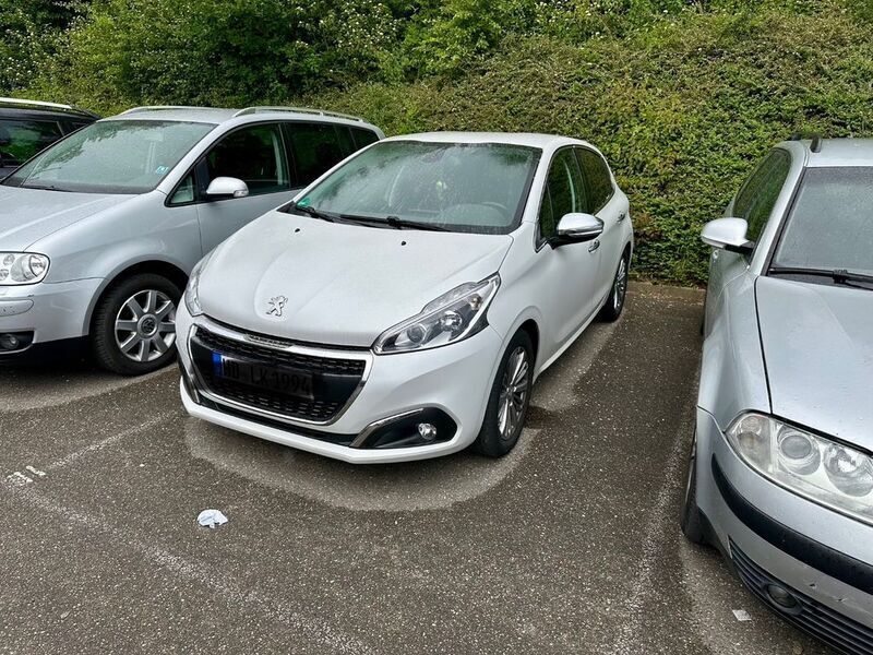 Weiß Gebraucht 2018 Peugeot 208 Allure Kleinwagen | 9.850 € (Fairer Preis) - Bild 1/4