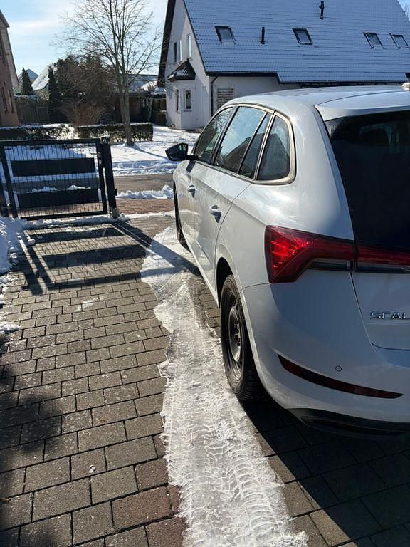 Gebraucht Skoda Scala Ambition 150 PS (110 kW) 2019 Weiß Kleinwagen