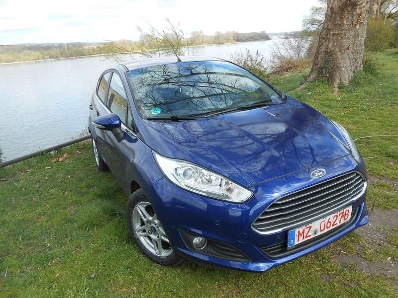 Gebraucht Ford Fiesta 101 PS (74 kW) 2015 Indicblau Limousine