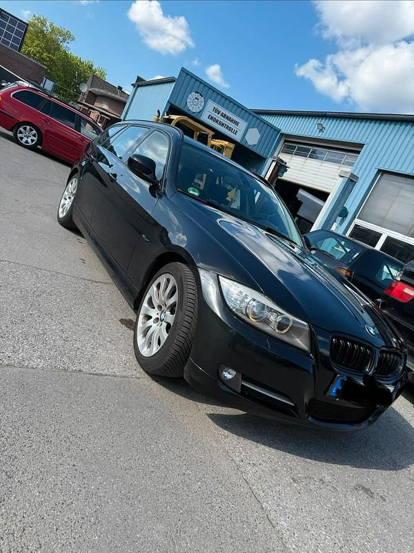 Gebraucht BMW 325 218 PS (160 kW) 2010 Schwarz Kombi