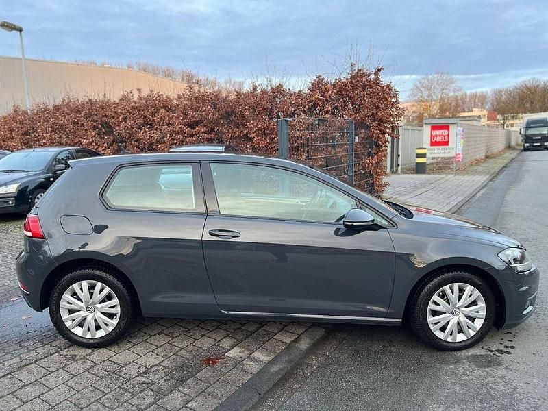 Gebraucht VW Golf VII Trendline 116 PS (85 kW) 2017 Grau Kleinwagen