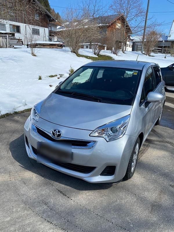 Gebraucht Toyota Verso-S Multidrive S 99 PS (72 kW) 2015 Silber Van / Kleinbus