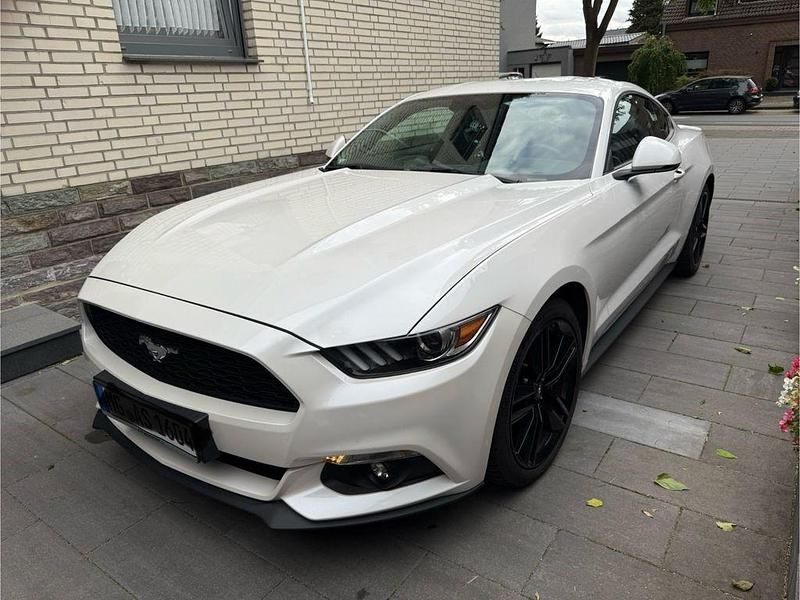 Weiß Gebraucht 2017 Ford Mustang Coupé | 26.400 € (Guter Preis) - Bild 1/4