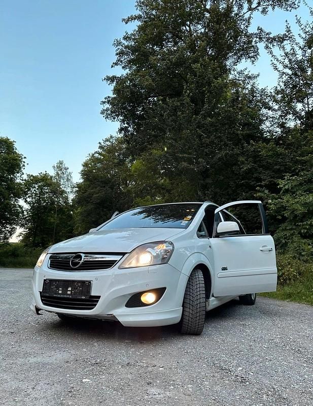 Weiß Gebraucht 2010 Opel Zafira OPC Van / Kleinbus | 3.000 € (Etwas zu teuer) - Bild 1/4