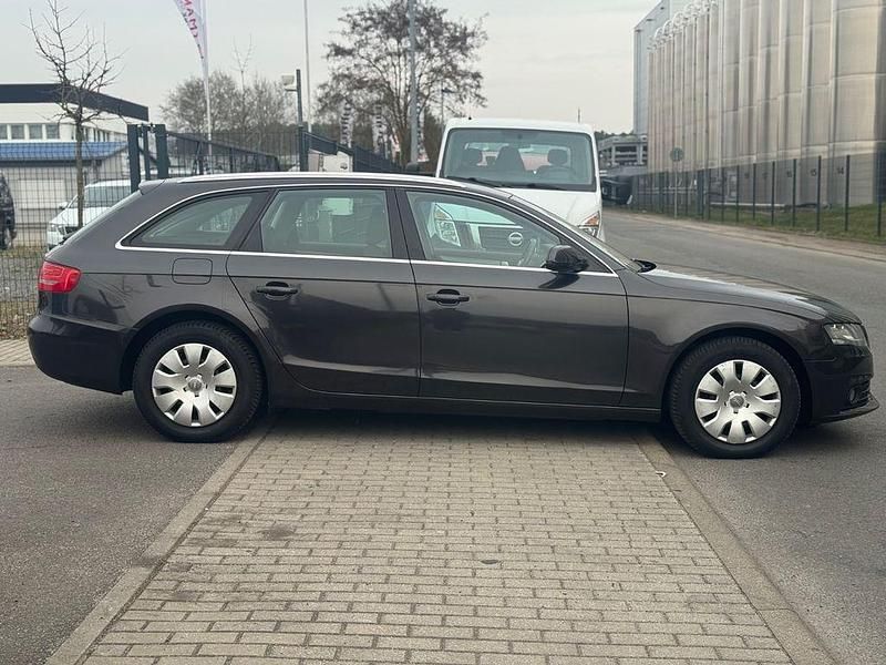 Gebraucht Audi A4 Attraction 160 PS (117 kW) 2011 Grau Kombi