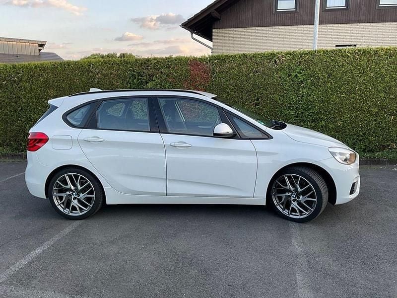 Weiß Gebraucht 2015 BMW 218 Active Tourer Van / Kleinbus | 8.900 € (Fairer Preis) - Bild 1/4