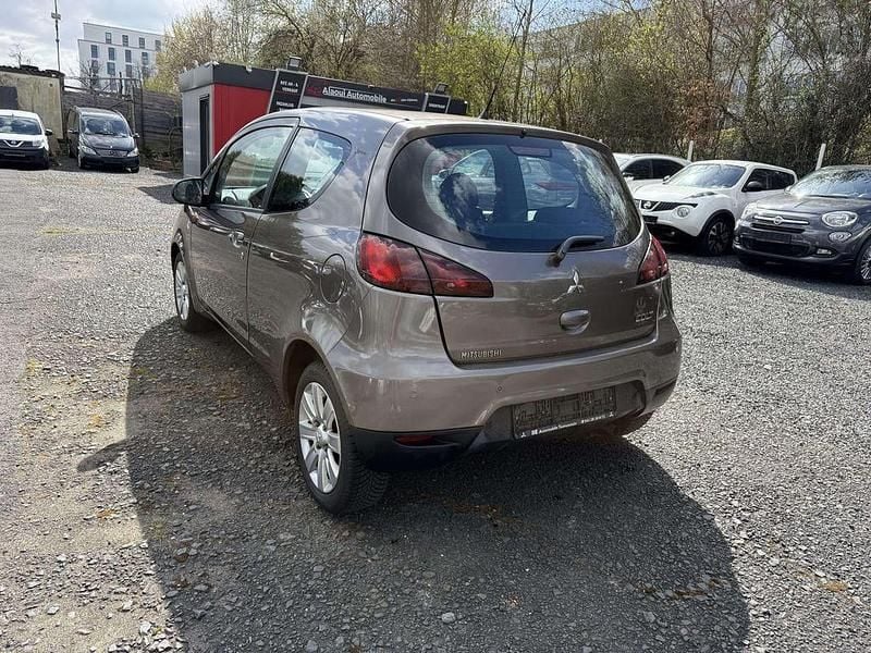 Gebraucht Mitsubishi Colt 95 PS (69 kW) 2011 Granitbraun (m) Kleinwagen