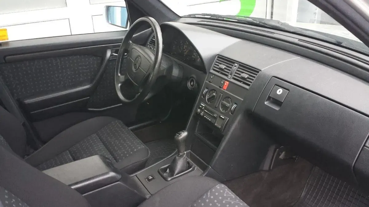 Gebraucht Mercedes C180 122 PS (89 kW) 1994 Silber Limousine