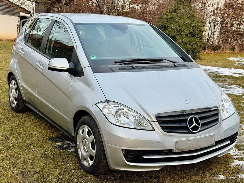 Silber Gebraucht 2011 Mercedes A180 Limousine | 1.490 € (Superpreis) - Bild 1/4