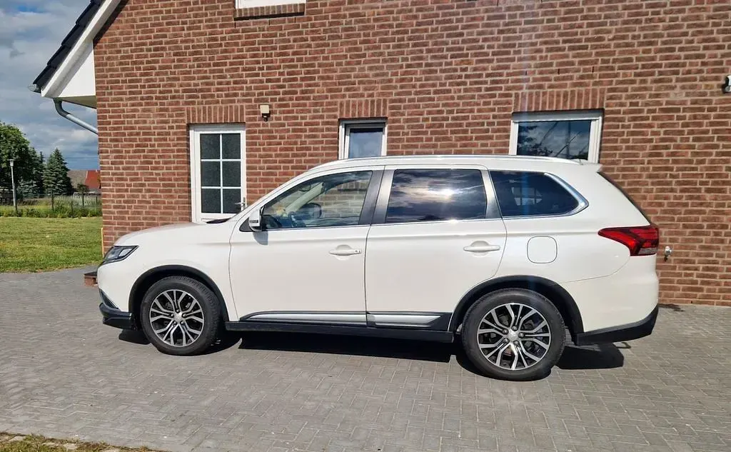 Gebraucht Mitsubishi Outlander Edition 150 PS (110 kW) 2017 Weiß SUV