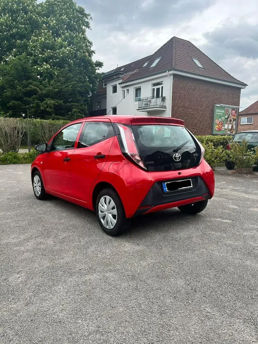 Używany Toyota Aygo 69 KM (50 kW) 2016 Czerwony Hatchback