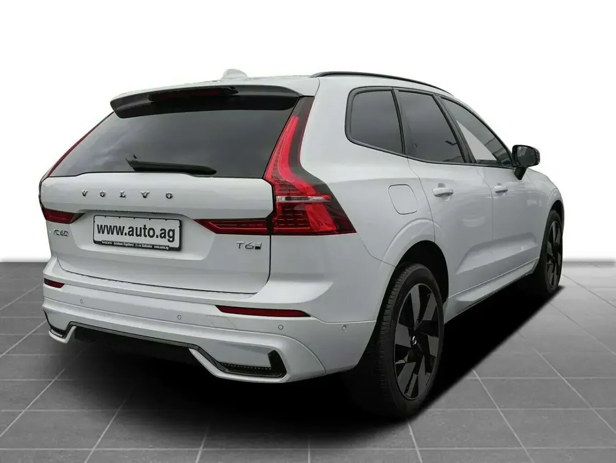 Gebraucht Volvo XC60 Plus 349 PS (256 kW) 2024 Silver dawn SUV