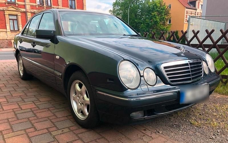 Gebraucht Mercedes E200 131 PS (96 kW) 1999 Blau Limousine