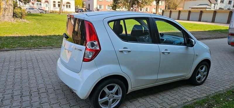 Gebraucht Suzuki Splash 77 PS (56 kW) 2011 Weiß Kleinwagen