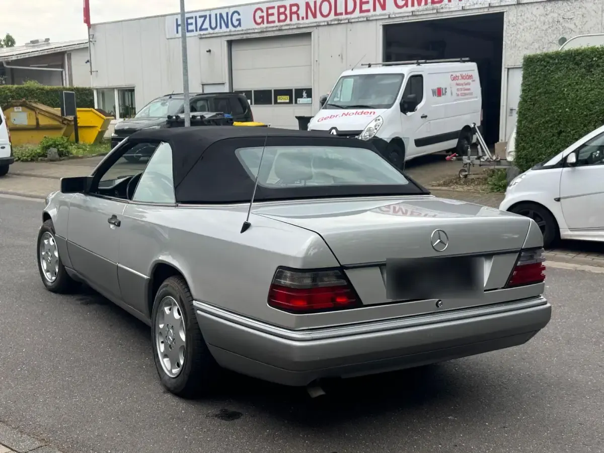 Gebraucht Mercedes E220 150 PS (110 kW) 1994 Silber Cabrio