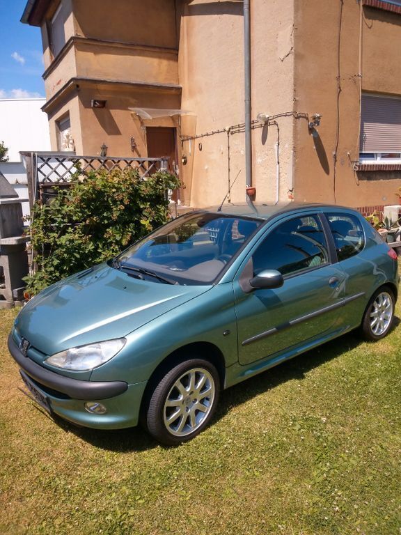 Grün Gebraucht 2002 Peugeot 206 Kleinwagen | 799 € (Fairer Preis) - Bild 1/4