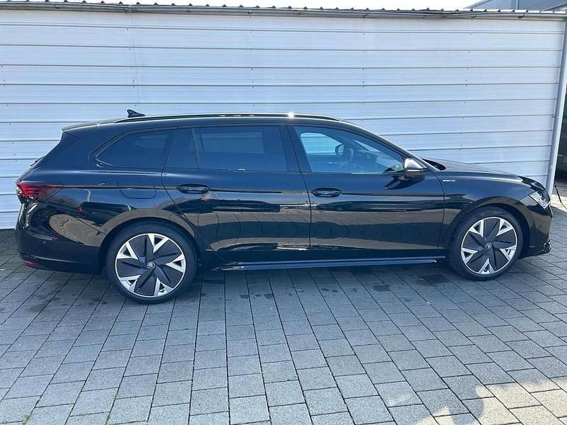 Neu Skoda Superb SportLine 265 PS (194 kW) 2025 Ebony black metallic Kombi