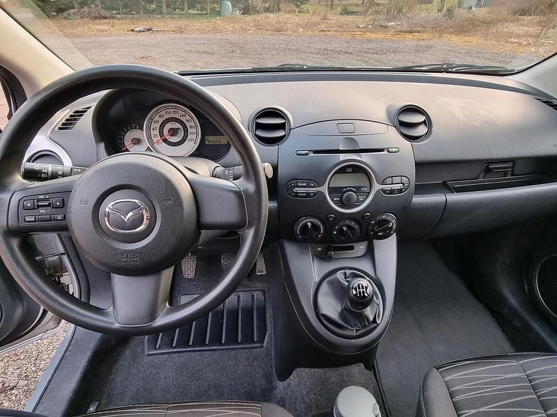 Gebraucht Mazda 2 Inclusive 75 PS (55 kW) 2010 Silber Kleinwagen